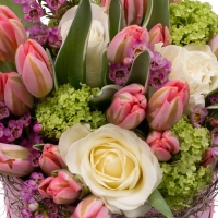 Aranjament floral cu trandafiri și lalele în cutie 4