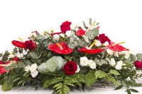 Aranjament floral funerar Trandafiri rosii , Trandafiri albi si Anthurium rosu 3