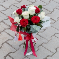 Buchet de Trandafiri Mărțișor, 6 Trandafiri albi, 5 Trandafiri roșii, Verdeață 2