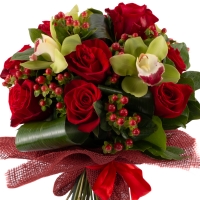 Buchet din trandafiri roșii și orhidee Cymbidium 3