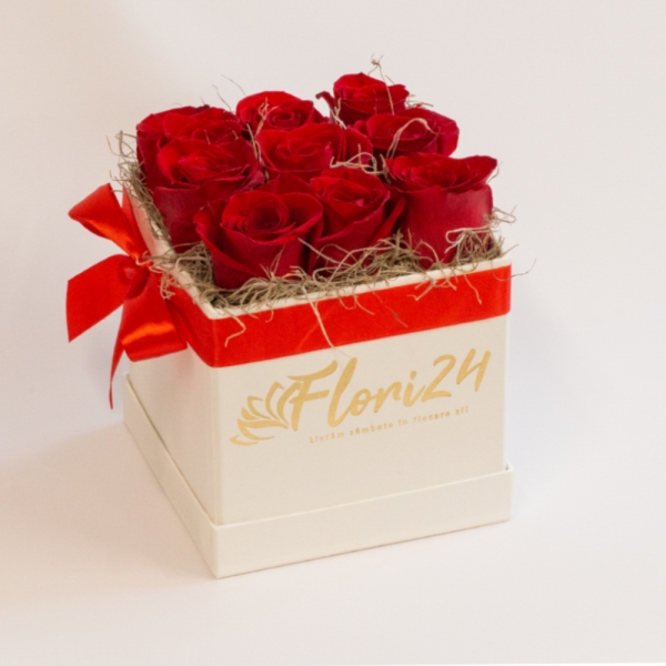 9 trandafiri rosii in cutie patrata