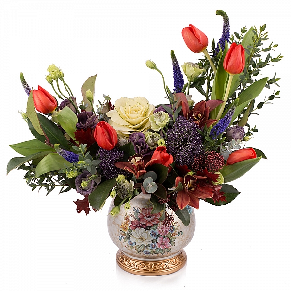 Aranjament floral din lalele, lisianthus, orhidee, veronica, trahelium, cymbidium, vas ceramic