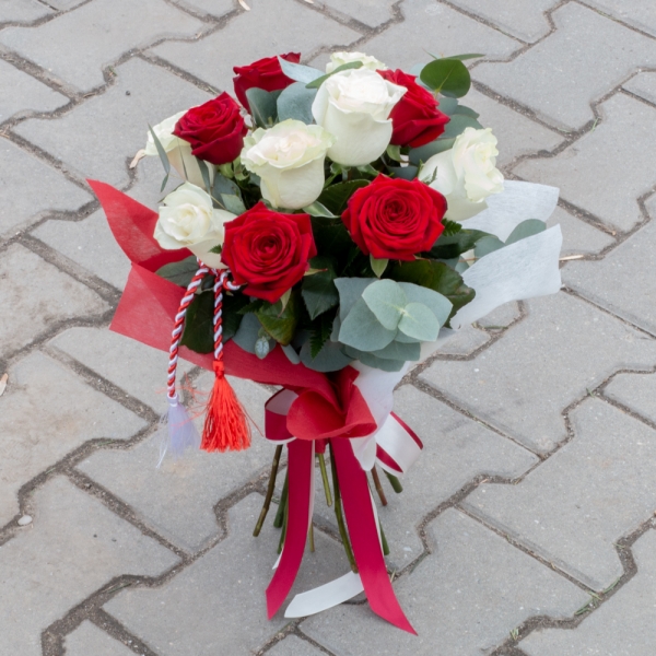 Buchet de Trandafiri Mărțișor, 6 Trandafiri albi, 5 Trandafiri roșii, Verdeață