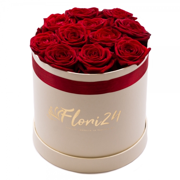 Love box: cutie cu trandafiri rosii superbi.