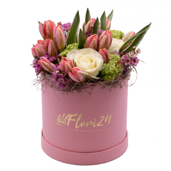 Aranjament floral cu trandafiri și lalele în cutie