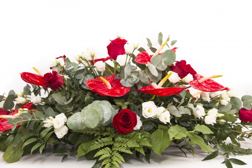 Aranjament floral funerar Trandafiri rosii , Trandafiri albi si Anthurium rosu