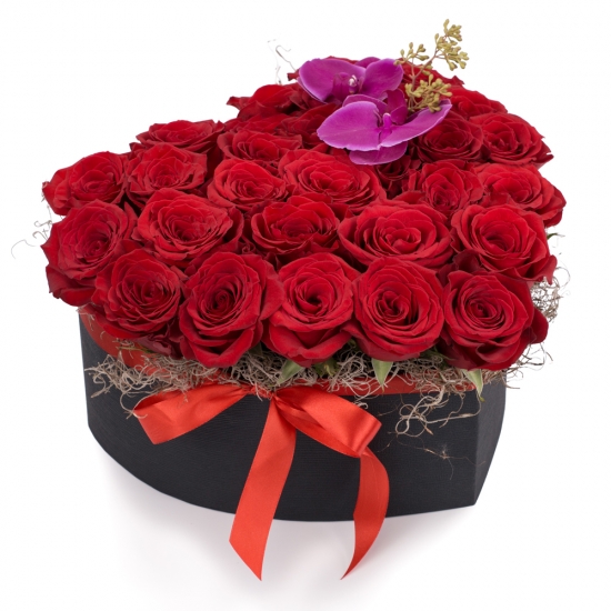 Cutia cu dragoste: aranjament floral trandafiri rosii. 