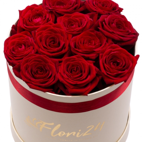 Love box: cutie cu trandafiri rosii superbi.
