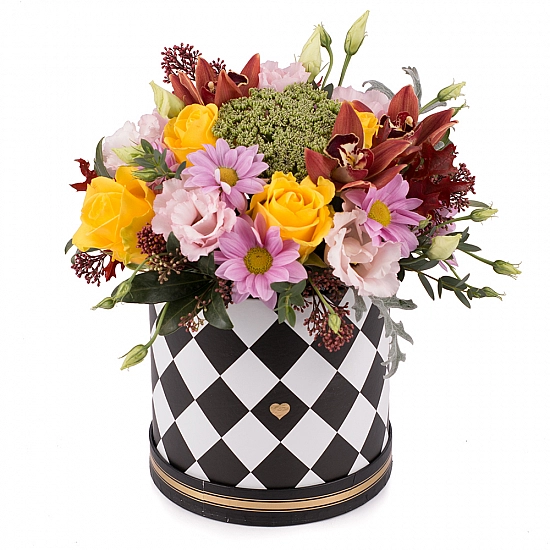 Aranjament din trandafiri, crizanteme, lisianthus, schimia, cymbidium, verdeata, cutie, rotunda