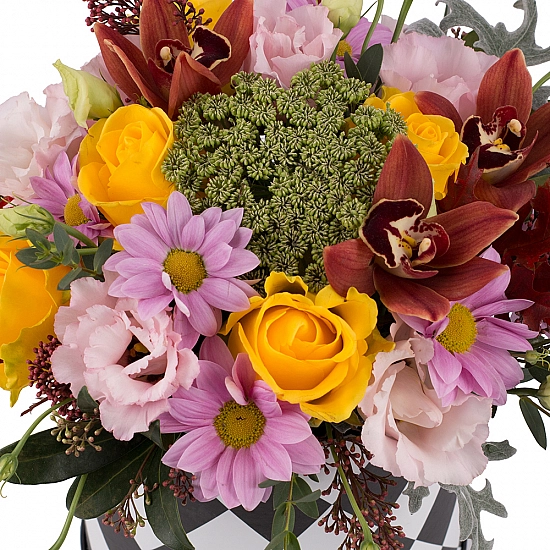 Aranjament din trandafiri, crizanteme, lisianthus, schimia, cymbidium, verdeata, cutie, rotunda