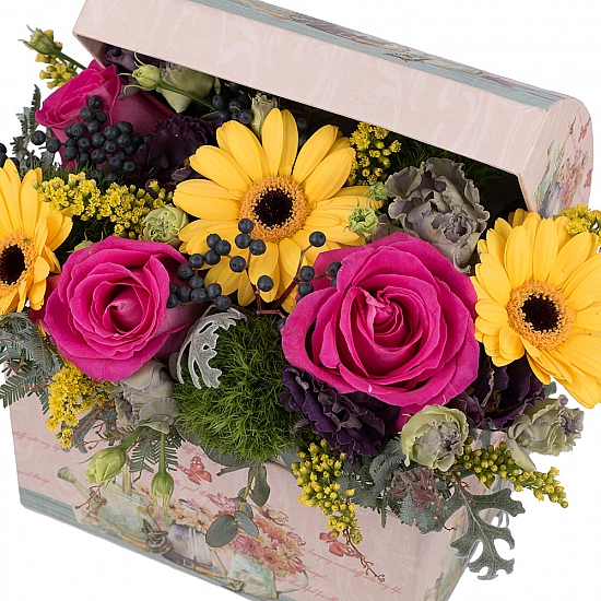 Aranjament din trandafiri, gerbera, crizanteme, lisianthus, viburnum, solidago, cutie, cufăr