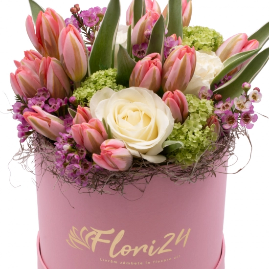 Aranjament floral cu trandafiri și lalele în cutie