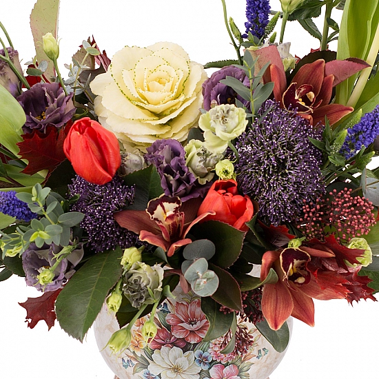 Aranjament floral din lalele, lisianthus, orhidee, veronica, trahelium, cymbidium, vas ceramic