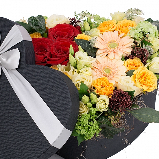 Aranjament Trandafiri, Gerbera, Lisianthus, Schimia, Viburnum, Minirosa, Astrantia, Tilandsia, Cutie