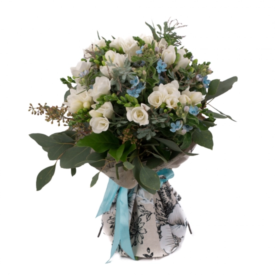 Bijuterie discreta: buchet frezii si oxypetalum superb.
