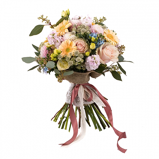 Buchet de Trandafiri, Banan, Gerbera, Lisianthus, Oxypetalum, Dalii, Matthiola, Schimia, Astrantia