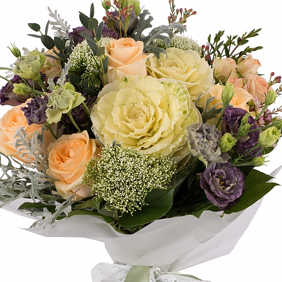 Buchet de Trandafiri, Banan, Lisianthus, Mov, Brasica, Minirosa, Trahelium, Waxflower, Roz, Verdeață