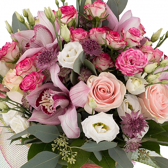 Buchet din Trandafiri roz, Minirosa, Ciclam, Lisianthus, Astrantia, Cymbidium, Orhidee, Verdeață