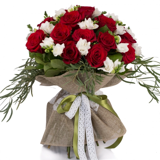 Duet de neuitat: buchet trandafiri rosii si frezii albe.