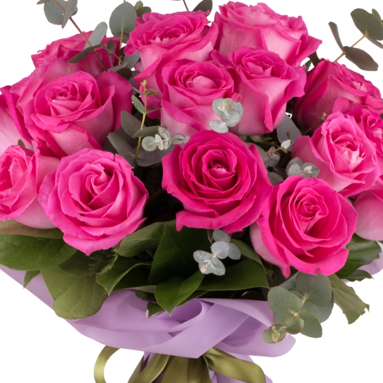 O bomboana de buchet. Buchet rafinat din trandafiri ciclam.