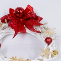 Aranjament sarbatori coronita cu globuri rosii 3