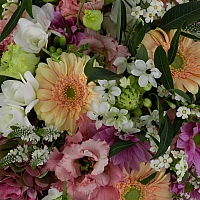 Aranjament de Gerbera, Hortensia, Lisianthus, Crizanteme, Crizantemă, Ornitogalum, Euphorbia, Frezii 4
