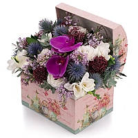 Aranjament de Liliac, Frezii, Alb, Frezie, Eryngium, Lisianthus, Schimia, Phalaenopsis, Cutie, Cufăr 2