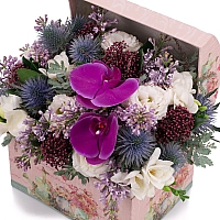 Aranjament de Liliac, Frezii, Alb, Frezie, Eryngium, Lisianthus, Schimia, Phalaenopsis, Cutie, Cufăr 3