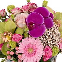 Aranjament din Gerbera, Cymbidium, Orhidee, Floare de orez, Lisianthus, Minirosa, Ciclam, Hypericum 3