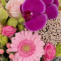 Aranjament din Gerbera, Cymbidium, Orhidee, Floare de orez, Lisianthus, Minirosa, Ciclam, Hypericum 4
