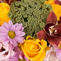 Aranjament din trandafiri, crizanteme, lisianthus, schimia, cymbidium, verdeata, cutie, rotunda 4