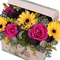 Aranjament din trandafiri, gerbera, crizanteme, lisianthus, viburnum, solidago, cutie, cufăr 3