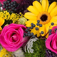 Aranjament din trandafiri, gerbera, crizanteme, lisianthus, viburnum, solidago, cutie, cufăr 4