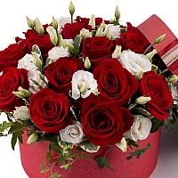 Aranjament din trandafiri și lisianthus 3