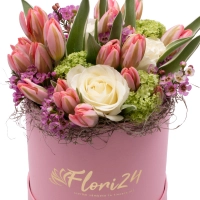 Aranjament floral cu trandafiri și lalele în cutie 3