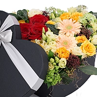 Aranjament Trandafiri, Gerbera, Lisianthus, Schimia, Viburnum, Minirosa, Astrantia, Tilandsia, Cutie 3