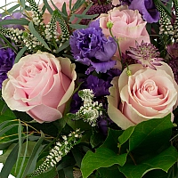 Buchet de 7, Trandafiri, Roz, 4, Lisianthus, Mov, 5, Veronica, Albă, 3, Astrantia, Roz, Verdeață 4