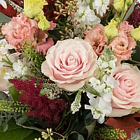 Buchet de Trandafiri, Banan, Lisianthus, Roz, Astilbe, Grena, Matthiola, Veronica, Frunze de arțar 4