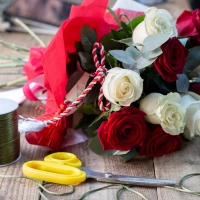 Buchet de Trandafiri Mărțișor, 6 Trandafiri albi, 5 Trandafiri roșii, Verdeață 3
