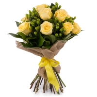 Buchet din 9, Trandafiri, Galbeni, 10, Hypericum, Verde, Verdeață 2