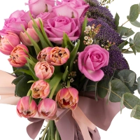 Buchet din Trandafiri, Ciclam, Lalele, Roz, Lalea, Trahelium, Mov, Waxflower, Alb, Verdeață 3