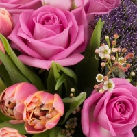 Buchet din Trandafiri, Ciclam, Lalele, Roz, Lalea, Trahelium, Mov, Waxflower, Alb, Verdeață 4