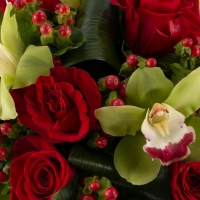 Buchet din trandafiri roșii și orhidee Cymbidium 4