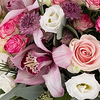 Buchet din Trandafiri roz, Minirosa, Ciclam, Lisianthus, Astrantia, Cymbidium, Orhidee, Verdeață 4