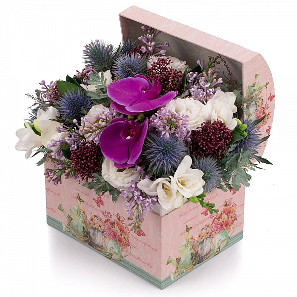 Aranjament de Liliac, Frezii, Alb, Frezie, Eryngium, Lisianthus, Schimia, Phalaenopsis, Cutie, Cufăr