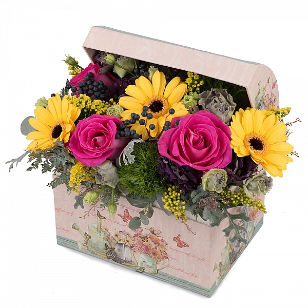 Aranjament din trandafiri, gerbera, crizanteme, lisianthus, viburnum, solidago, cutie, cufăr