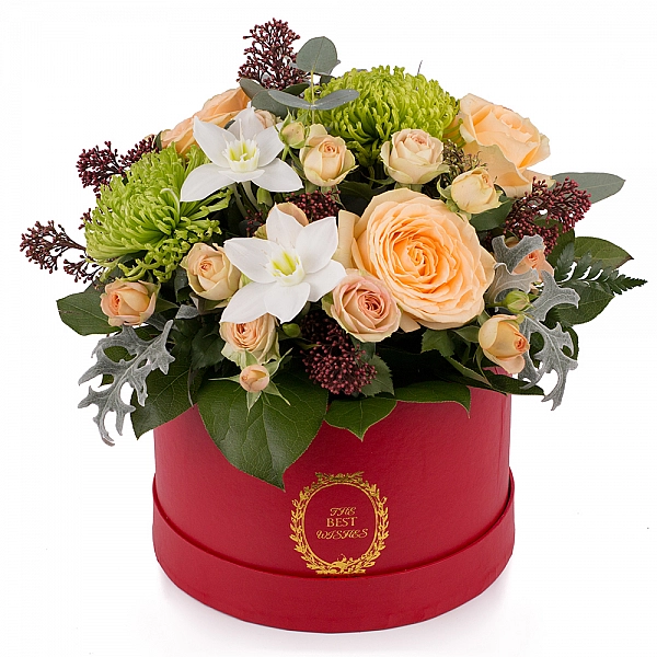Aranjament din trandafiri, miniroze, crizanteme, eucharis grandiflora, schimia, cutie, rosie