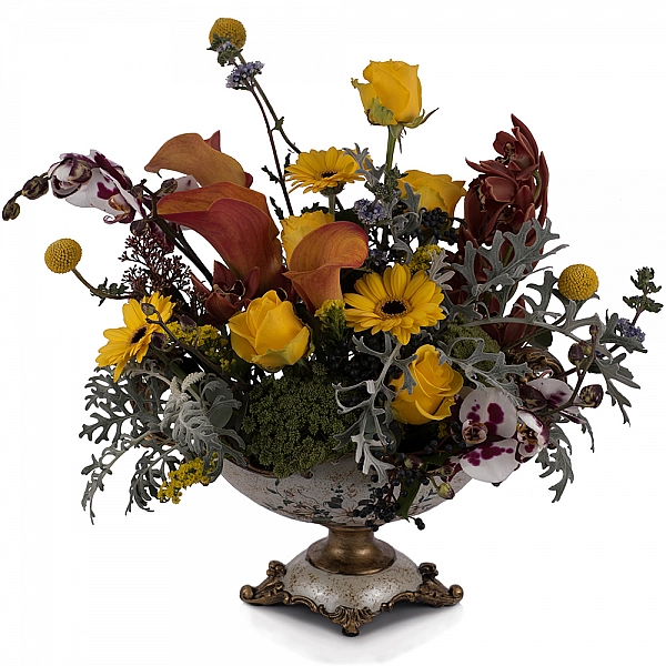 Aranjament floral din trandafiri, cale, orhidee, menta, phalaenopsis, schimia, craspedia, ami