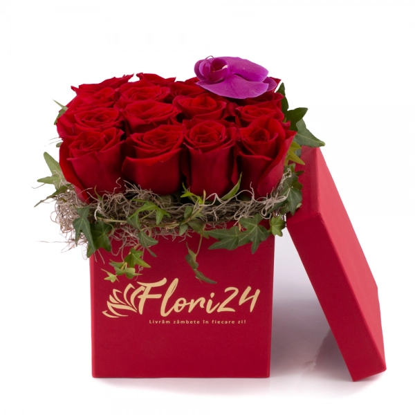 Aranjament floral din trandafiri și orhidee