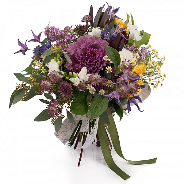 Buchet de Brasica, Liliac, Minirosa, Cematis, Astrantia, Grena, Mușețel, Frezii, Frezie, Leucadendro